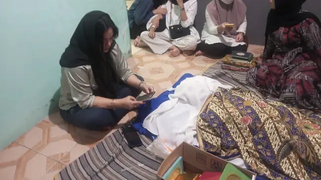 Penuh Haru, Ini 6 Potret Juwita Bahar Bersama Mendiang Ayah Hingga Liang Lahat