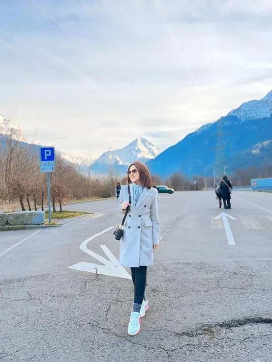 Sebelum ke Paris, Happy Asmara bersama rombongan juga berkunjung ke Swiss. Penampilan pelantun 'Rungkad' ini juga tampak stylish hingga banjir pujian. (Liputan6.com/IG/@happy_asmara77)