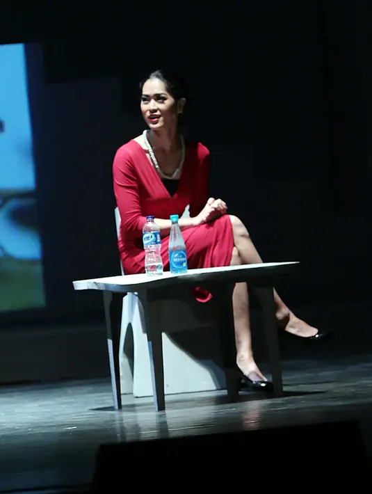 Pementasan Manusia Istana, yang mengangkat gejala perpolitikan dituangkan oleh Radhar Panca Dahana dalam bait-bait puisi. Salah satu pemeran yang terlibat antara lain, Prisia Nasution. (Deki Prayoga/Bintang.com)