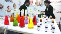 Sejumlah produk yang dipamerkan dalam pameran niaga bahan baku farmasi dan pangan fungsional terkemuka se-Asia Tenggara di JIEXPO, Jakarta, Rabu (22/3). (Liputan6.com/Angga Yuniar)