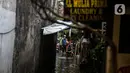 Aktivitas warga saat banjir merendam lingkungan rumah tempat tinggal mereka di kawasan kecamatan Kebayoran Baru, Jakarta, Senin (25/01/2021). Hujan deras yang mengguyur Jakarta hari ini, Senin (25/1) menyebabkan terjadinya banjir di kawasan permukiman tersebut. (Liputan6.com/Johan Tallo)