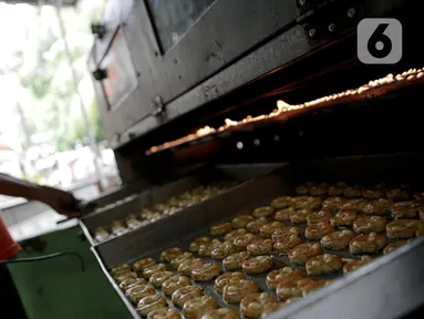 Pekerja saat memanggang kue kering di sebuah industri rumahan di Kawasan Kwitang, Jakarta, Jumat (30/4/2021). Pandemi Covid-19 yang masih terjadi berimbas pada industri rumahan kue kering tersebut. (Liputan6.com/Faizal Fanani)