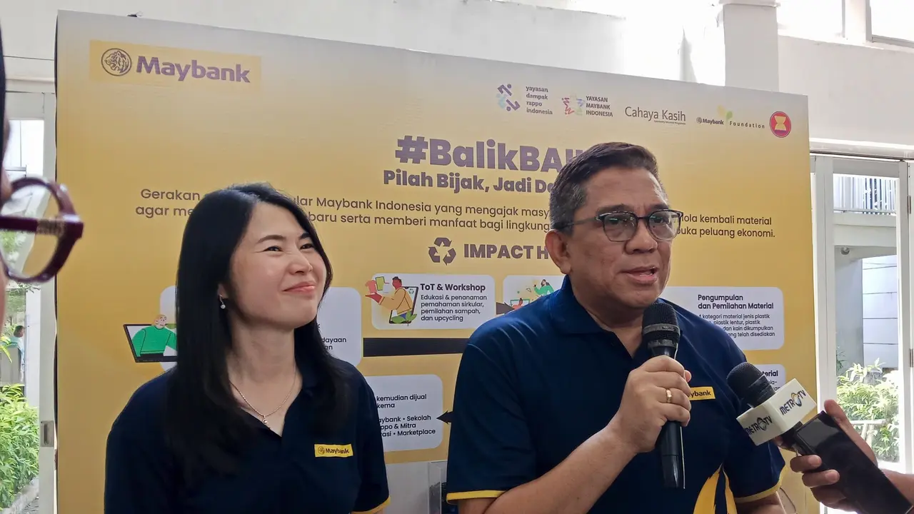 Irvandi Ferizal (Direktur Human Capital PT Bank Maybank Indonesia) & Maria Trifanny Fransiska (Head of Sustainability PT Bank Maybank Indonesia)