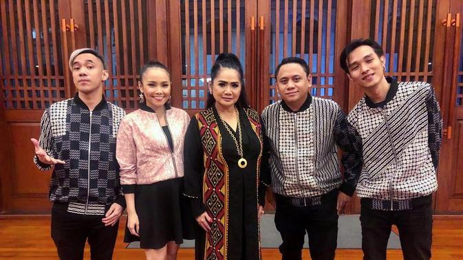 Vina Panduwinata punya band pengiring, namanya Close Friends. (https://www.instagram.com/p/CEO3R__laGH/)