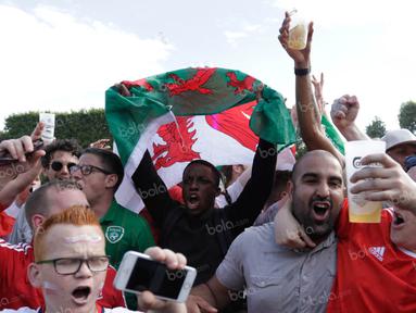 Para suporter Wales merayakan keberhasilan negaranya menaklukan Irlandia Utara pada babak 16 besar Piala Eropa 2016 di Fan Zone Kota Paris, Prancis, Sabtu (25/6/2016). (Bola.com/Vitalis Yogi Trisna)