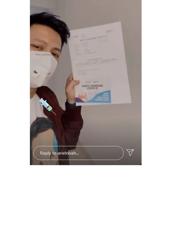 7 Potret Ariel NOAH Jalan Vaksinasi COVID-19 Pertama, Pegal Usai Beberapa Jam
