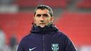 Pelatih Barcelona, Ernesto Valverde mengakui akan sedikit kesulitan saat timnya bertemu PSV dalam laga lanjutan Grup B Liga Champions , Rabu (28/11). Karena dalam laga kali ini Luis Suarez diragukan tampil karena cedera. (AFP/Emmanuel Dunand)