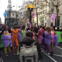 Para aktivis lingkungan menyerbu London Fashion Week 2019 (Foto: Twitter.com/Extinction Rebellion ‏)