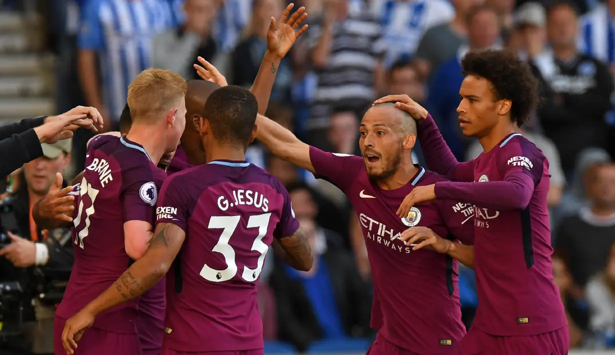 Para pemain Manchester City merayakan gol yang dicetak Sergio Aguero ke gawang Brighton pada laga Premier League di Stadion American Express Community, Brighton, Sabtu (12/8/2017). Brighton kalah 0-2 dari Manchester City. (AFP/Chris J Ratcliffe)