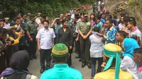 Aksi Menteri Susi Naik Kano Usai Resmikan Ekowisata Kebun Kima