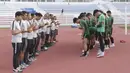 Para pemain Timnas Indonesia U-22 bersama pelatih dan official doa bersama saat latihan di Stadion Rizal Memorial, Manila, Senin (25/11). Latihan ini persiapan jelang laga SEA Games 2019 melawan Thailand. (Bola.com/M Iqbal Ichsan)
