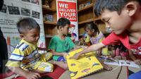 Antusias anak-anak membaca buku di Yayasan 1001 Buku, Jakarta, Senin (8/5). Memperingati Hari Pendidikan Nasional pada 2 Mei, TIKI mendonasikan dana untuk Yayasan 1001 Buku yang mempunyai jaringan hingga ke pelosok negeri. (Liputan6.com/Faizal Fanani)