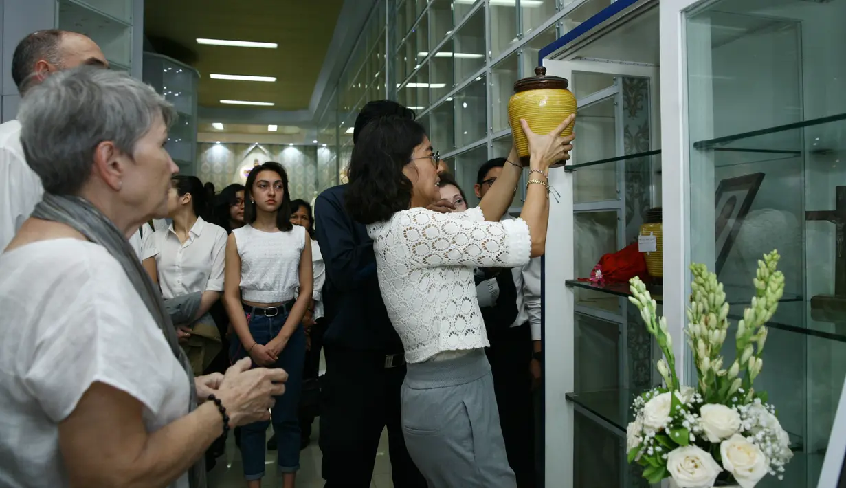 "Nggak (ada firasat) sih, kita selalu penuh harapan gitu lho di hati kita masing-masing. Tapi saat dia masuk ke ruang operasi off course kita perasaannya agak was-was atau apa," lanjut Gwendolin Amalia Winarno, sang anak. (Nurwahyunan/Bintang.com)
