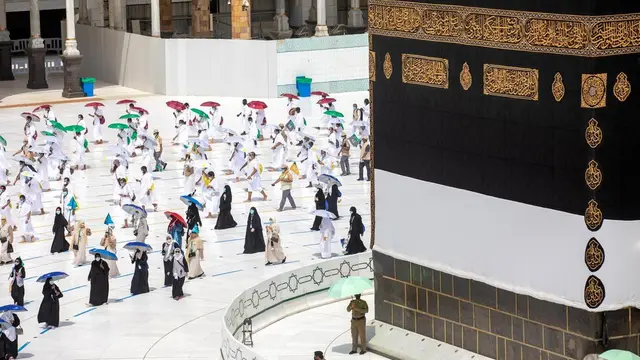 6 Potret Tawaf Jaga Jarak Pelaksaanan Ibadah Haji 2020, Terapkan Protokol Kesehatan