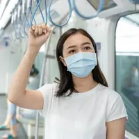 ilustrasi memakai masker/copyright by Shutterstock