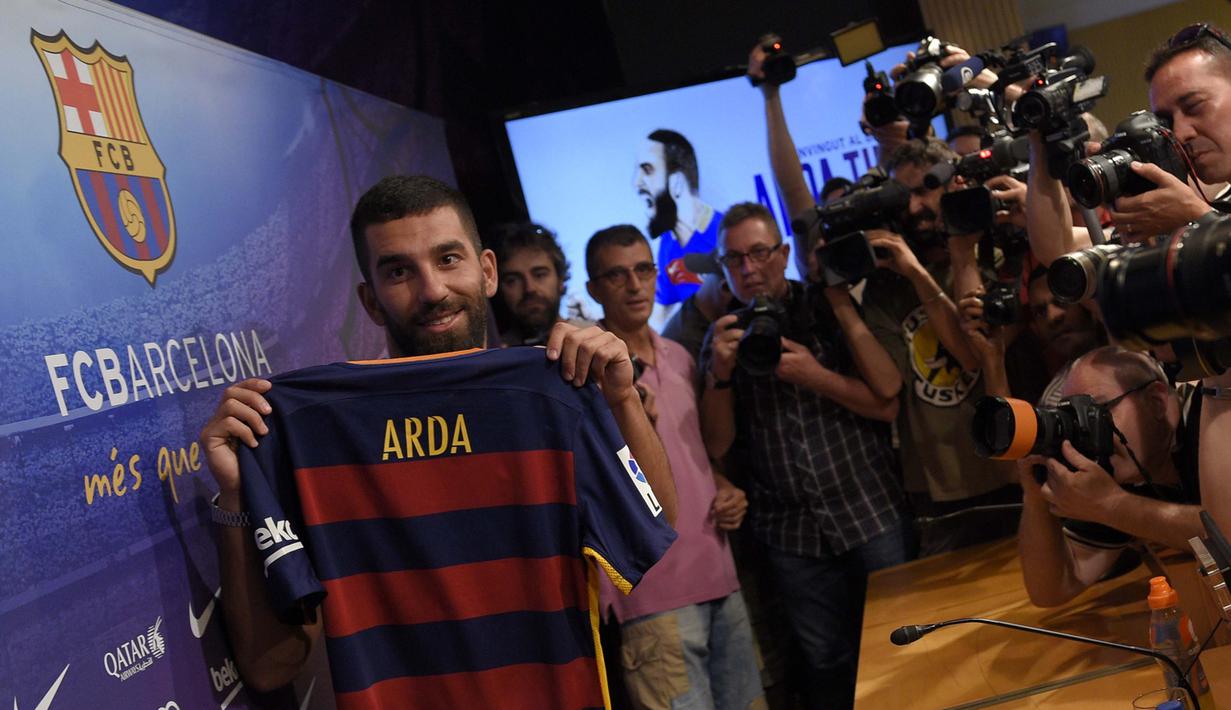 Pemain asal Turki, Arda Turan bergabung dengan Barcelona dari Atletico Madrid dengan harga  60 juta euro. (AFP Photo/Lluis Gene)