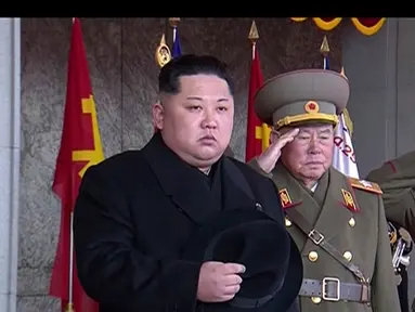 Pemimpin Korea Utara Kim Jong-un saat tengah menghadiri sebuah parade militer di Pyongyang, Korea Utara (8/2). Korea Utara mengadakan parade militer dan demonstrasi di Kim Il Sung Square. (KRT via AP Video)