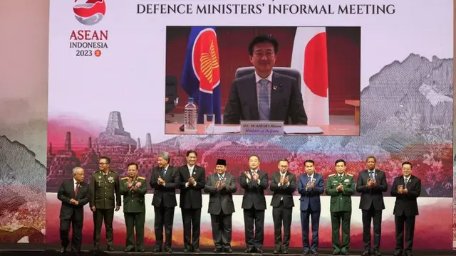 Pertemuan Menteri Pertahanan RI Prabowo Subianto dan Menteri Pertahanan Jepang Minoru Kihara di sela-sela Asean Defence Ministers’ Meeting ke-17 di JCC, Senayan, Rabu (15/11/2023). (Dok: Kemenhan RI)