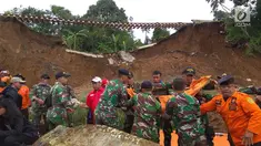 Tim gabungan dari TNI/Polri dan SAR sedang melakukan pencarian 5 korban yang tertimbun longsor di Kampung Maseng RT02/08, Desa Warung Menteng, Kecamatan Cijeruk, Selasa (6/2). (Liputan6.com/Achmad Sudarno)