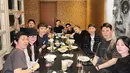 Tak hanya berdua, Afgan makan bersama Jackson Wang dan timnya. Mereka menikmati hidangan lezat makan malam di sebuah restoran di Jakarta Selatan. Tampak keakraban dan kenyamanan di antara dua artis beda negara tersebut. Suasana pun tampak hangat bersama tim. (Liputan6.com/IG/@afgan__)