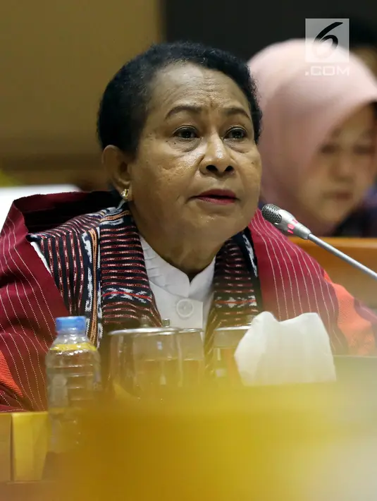 Menteri PPPA Yohana Yambise memberi penjelasan kepada Komisi VIII DPR dalam rapat kerja di Kompleks Parlemen, Senayan, Jakarta, Rabu (4/9/2019). Yohana mengatakan pagu anggaran kementeriannya tahun 2020 adalah sebesar Rp 273,6 miliar. (Liputan6.com/JohanTallo)