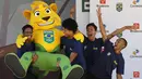 Beberapa pria ketika mengendong maskot timnas Brasil yaitu Ginga. Maskot ini diperkenalkan panitia lokal untuk olimpiade 2016, di Parque Aquatico Maria Lenk, Rio de Janeiro, Brasil, Selasa (23/6/2015). (REUTERS/Sergio Moraes)