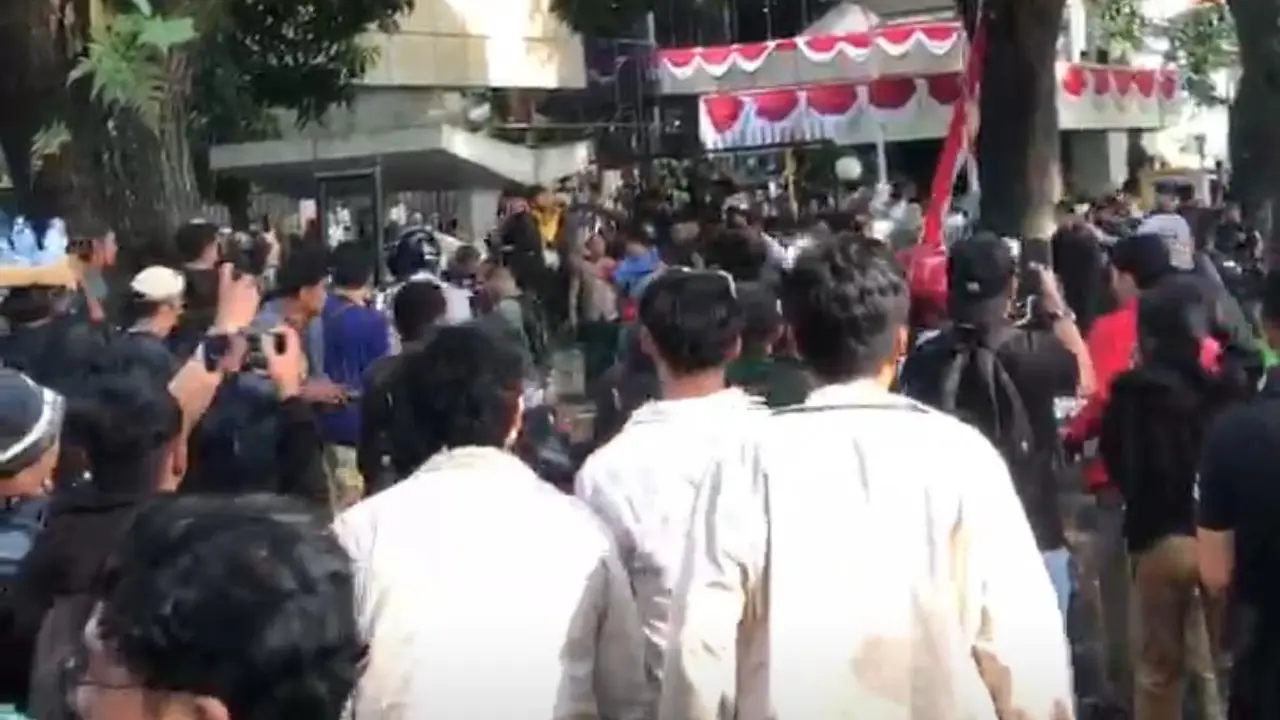 Ratusan mahasiswa yang tergabung dalam Aliansi Mahasiswa USU bergerak melakukan aksi unjuk rasa di depan Gedung Dewan Perwakilan Rakyat Daerah Sumatera Utara DPRD Sumut.