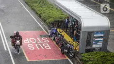 Motor melintas saat turun hujan di Jalan Jenderal Sudirman, Jakarta, Minggu (18/10/2020). Badan Meteorologi, Klimatologi, dan Geofisika (BMKG) menyatakan musim hujan berlangsung mulai Oktober dan diprediksi mencapai puncaknya pada Januari hingga Februari 2021. (Liputan6.com/Faizal Fanani)