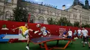 Sejumlah pria bermain bola jelang final Piala Dunia 2018 antara Prancis melawan Kroasia di Moskow, Rusia, (13/7). Final Piala Piala Dunia 2018 akan berlangsung di Stadion Luzhniki, Moskow, Rusia. (AP Photo/Rebecca Blackwell)