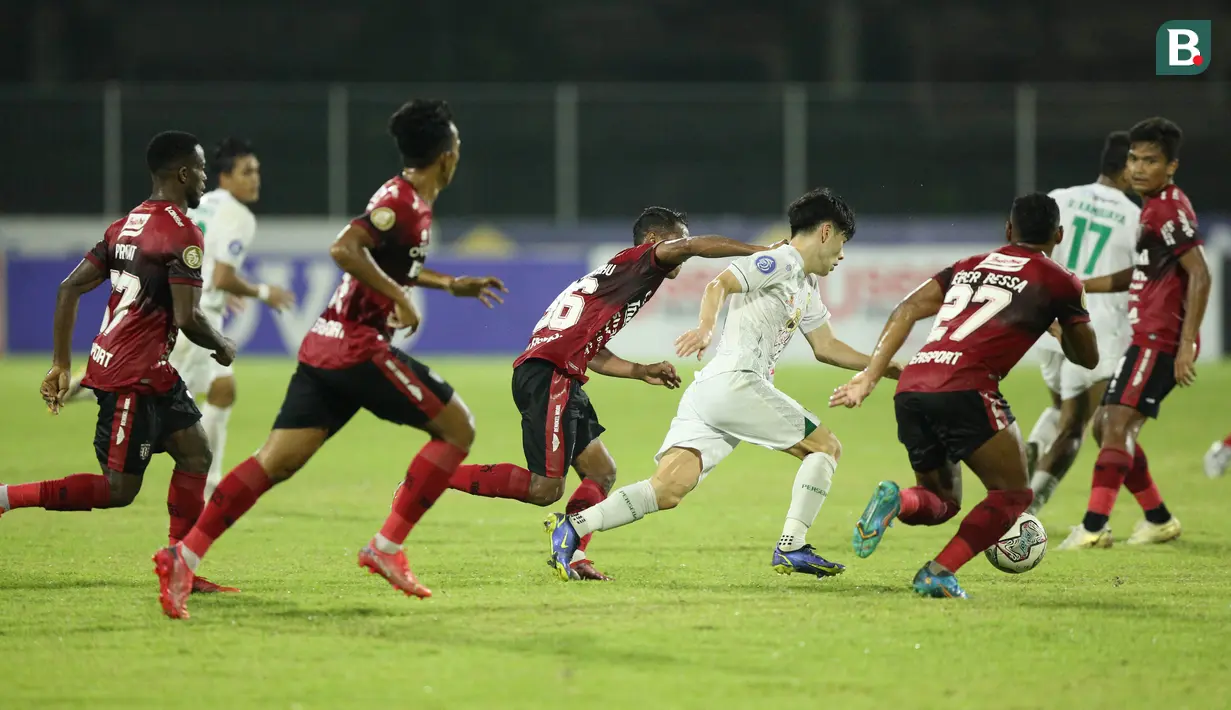 Keberhasilan Persebaya Surabaya bersaing di papan atas klasemen BRI Liga 1 musim 2021/2022 tak lepas dari kontribusi pemain asingnya yakni Taisei Marukawa. (Bola.com/M Iqbal Ichsan)