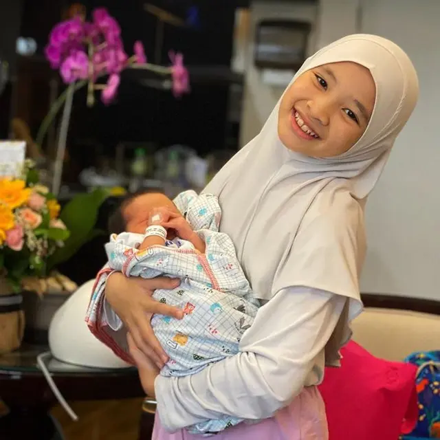 7 Potret Bhaj Kama, Putra Zaskia Adya Mecca yang Baru Lahir