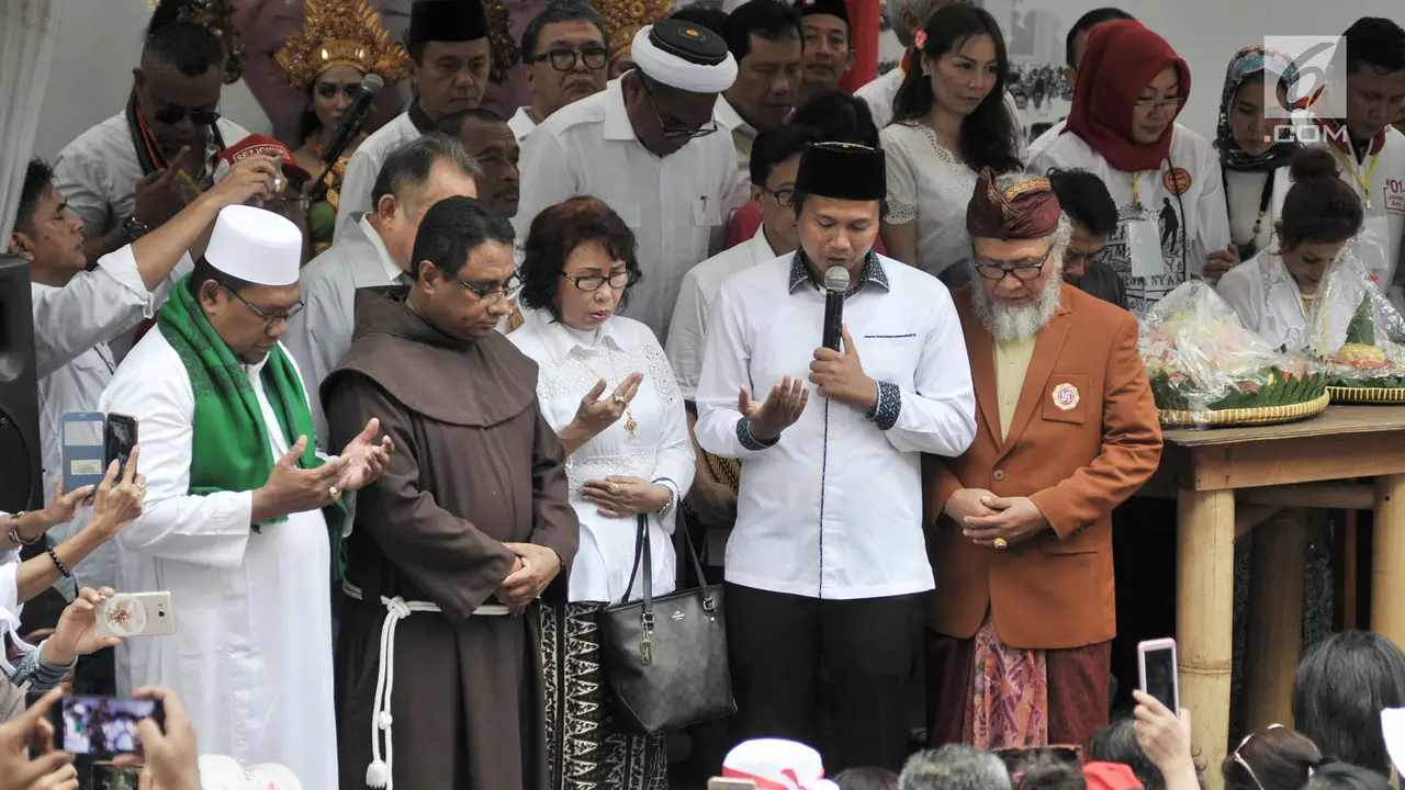 Moeldoko Potong Tumpeng di Syukuran Relawan Jokowi - Ma'ruf Amin