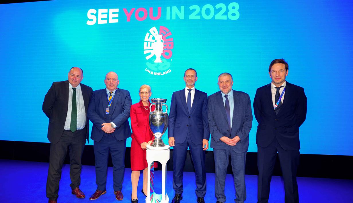 Sementara, laga final dijadwalkan berlangsung di Stadion Wembley, London, 9 Juli 2028 mendatang. Tampak dalam foto, Conrad Kirkwood Presiden IFA; Mike Mulraney Presiden SFA; Debbie Hewitt, Ketua Dewan UK&I; Aleksander Ceferin, Presiden UEFA; Paul Cooke, Presiden FAI, dan Noel Mooney, Direktur Eksekutif FAW (dari kiri ke kanan) berpose bersama saat peluncuran turnamen sepak bola UEFA EURO 2028 di Below The Lights, London Pusat, pada 12 November 2025. (James Manning/POOL/AFP)