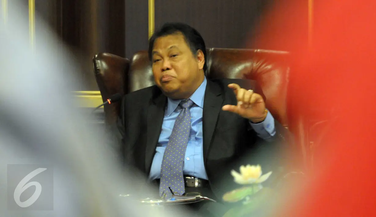 Ketua MK Arief Hidayat ketika menggelar pertemuan konsultasi dengan Komisi II DPR RI di Gedung MK, Jakarta, Kamis (14/4). Pertemuan itu membahas RUU Pilkada serta evaluasi pelaksanaan Pilkada serentak 2015 (Liputan6.com/Helmi Afandi)
