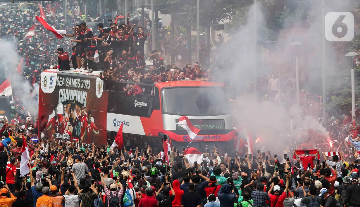 Rombongan pemain Timnas U-22 Indonesia disambut meriah saat tiba di Bundaran HI, Jakarta Pusat, Jumat (19/5/2023). (Liputan6.com/Herman Zakharia)