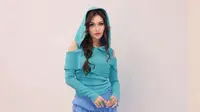 Apes menimpa Ayu Ting Ting saat liburan di Amerika Serikat. Kaca mobilnya digedor maling. Tas berisi dompet dan alat makeup amblas. Ia pun lapor polisi. (Foto: Dok. Instagram @ayutingting92)