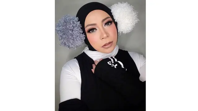6 Gaya Nyentrik Melly Goeslaw, Unik dan Memukau