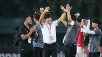 Pelatih kepala Timnas Indonesia U-19, Shin Tae-yong saat matchday keempat Grup A Piala AFF U-19 2022 antara Timnas Filipina U-19 melawan Timnas Indonesia U-19 di Stadion Patriot Candrabhaga, Bekasi, Jawa Barat, Jumat (08/07/2022). (Bola.com/Bagaskara Lazuardi)