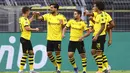 Pemain Borussia Dortmund, Emre Can, melakukan selebrasi usai membobol gawang Hertha Berlin pada laga Bundesliga di Stadion di Signal Iduna Park, Sabtu (6/6/2020). Borussia Dortmund menang 1-0 atas Hertha Berlin. (AP/Lars Baron)