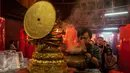 Suasana di Klenteng Dharma Bhakti, Petak Sembilan Glodok saat perayaan Imlek 2568, Jakarta, Jumat (27/1). Warga keturunan Tionghoa  terlihat melaksanakan sembahyang. (Liputan6.com/Gempur M Surya)