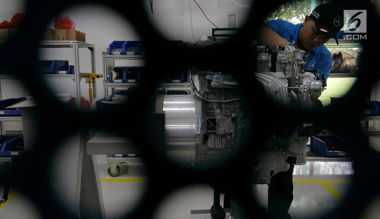 Pekerja menyelesaikan perakitan mesin Mercedes Benz di Pabrik Mercedes Benz, Wanaherang, Bogor (11/12). Mercededes-Benz C-Class generasi terbaru kini resmi masuk jalur produksi pabrik Mercedes-Benz di Wanaherang, Bogor. (Liputan6.com/Herman Zakharia)