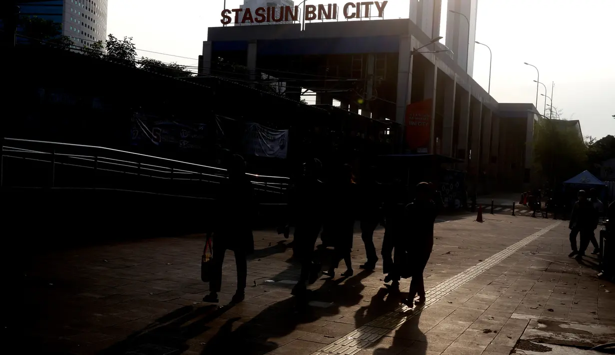 Warga melintasi kawasan terowongan Kendal, Jakarta saat jam pulang kerja, Selasa (28/9/2021). Juru Bicara Satgas Penanganan Covid-19, Wiku Adisasmito menyebut Indonesia perlu meningkatkan kewaspadaan guna mencegah terjadinya gelombang ketiga Covid-19. (Liputan6.com/Helmi Fithriansyah)
