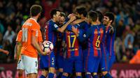 Para pemain Barcelona merayakan gol ke gawang Osasuna pada laga di Camp Nou, Barcelona, Rabu (26/4/2017). (AFP/Lluis Gene)