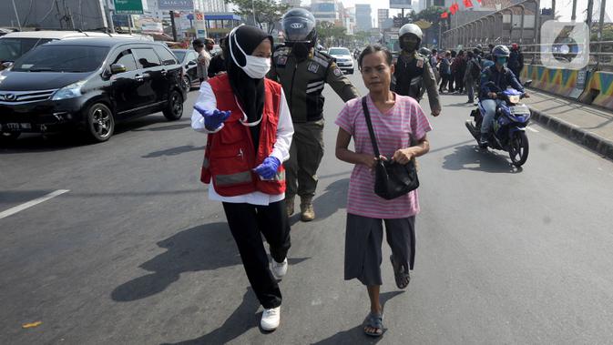 Petugas membawa warga yang tidak mengenakan masker di kawasan Jalan Ir. H. Juanda, Depok, Jawa Barat, Kamis (23/7/2020). Warga yang tidak mengenakan masker dikenai denda Rp 50 ribu hingga Rp 250 ribu. (merdeka.com/Arie Basuki)