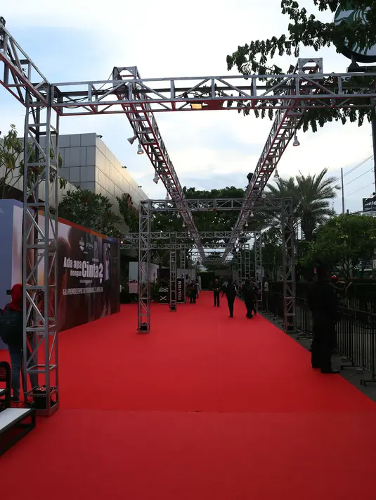Red Carpet untuk para pemain dan undangan serta pemenang kuis yang akan menghadiri gala premiere film yang mengisahkan kelanjutan kisah cinta Rangga dan Cinta. Red Carpet dibuka pada pukul 18.00 WIB sore. (Andy Masela/Bintang.com)