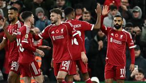 Penyerang Liverpool asal Mesir bernomor punggung 11, Mohamed Salah (kanan), merayakan gol pembuka dalam pertandingan Liga Primer Inggris antara Liverpool dan Aston Villa di Anfield, Liverpool, Inggris barat laut, Minggu (2-11-2025) dini hari WIB. (Paul ELLIS/AFP)
