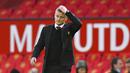 Pelatih Manchester United, Ole Gunnar Solskjaer, tampak murung usai anak asuhnya ditaklukkan Tottenham Hotspur pada laga Liga Inggris di Stadion Old Trafford, Minggu (4/10/2020). Tottenham menang dengan skor 6-1. (Oli Scarff/Pool via AP)