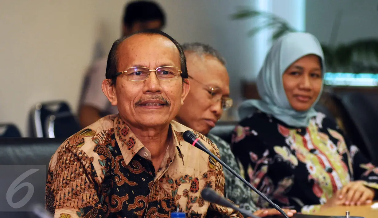 Ketua Komisi Yudisial, Maradaman Harahap menjawab pertanyaan usai bertemu dengan pimpinan KPK di gedung Komisi Yudisial, Jakarta, Rabu (6/1/2016). Pertemuan berlangsung tertutup dan membahas pembaharuan MoU kedua lembaga. (Liputan6.com/Helmi Fithriansyah)