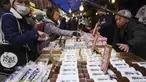 Warga membeli bahan-bahan untuk membuat makanan tahun baru atau osechi di Pasar Tsukiji, Tokyo, Jepang, Kamis (26/12/2019). Osechi terdiri dari berbagai jenis makanan istimewa. (AP Photo/Eugene Hoshiko)
