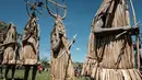 Sejumlah pemuda dari suku Maasai mengenakan kostum serta membawa perlengkapannya saat melakukan ritual usai disunat di dekat Kilgoris, Kenya (20/12). (AFP Photo)
